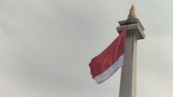 كان العلم الأحمر والأبيض قد تم إسقاطه خلال بروفة الذكرى السنوية ال 80 ل TNI في موناس ، الرياح فوق 20 Knot هي السبب