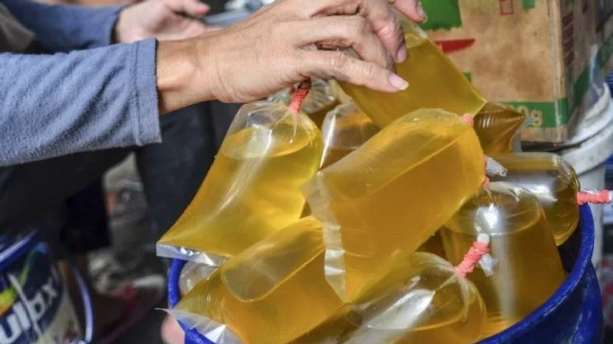Market Traders Association Says Availability Of Bulk Cooking Oil Doesn't Match Ministry Of Trade Data: HET In Field Translucent Rp20,000 Per Liter Even Though The Rule Is Rp14,000