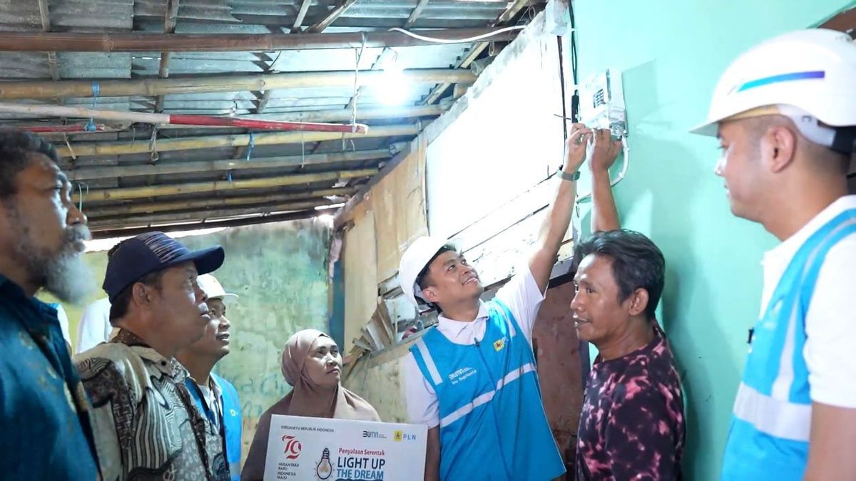 L’accueil du 79e anniversaire de la République d’Indonésie, PLN UID Jakarta Raya gratuitise l’installation d’électricité pour 27 résidents moins en mesure de s’en tenir