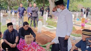 Di Pemakaman Hj. Koesni Harningsih, Moeldoko Terisak Menghantar Istri Tercinta