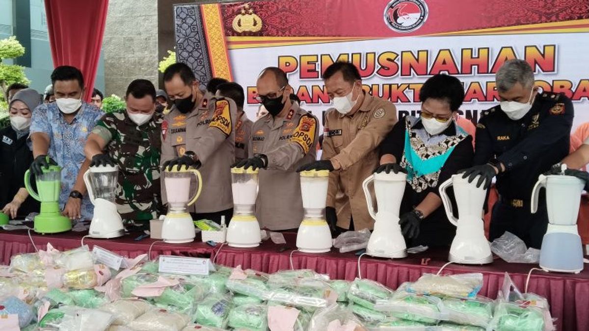 La police de Sumatra du Sud a détruit 108,9 kg de méthamphétamine et 134 423 grains d’ecstasy