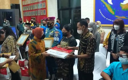 Mensos Risma Serahkan Santunan ke Keluarga Korban Penyerangan KKB Papua