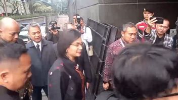穿着黑色蜡染,斯里·穆利亚尼(Sri Mulyani)来到宪法法院,成为2024年总统大选争端的见证人