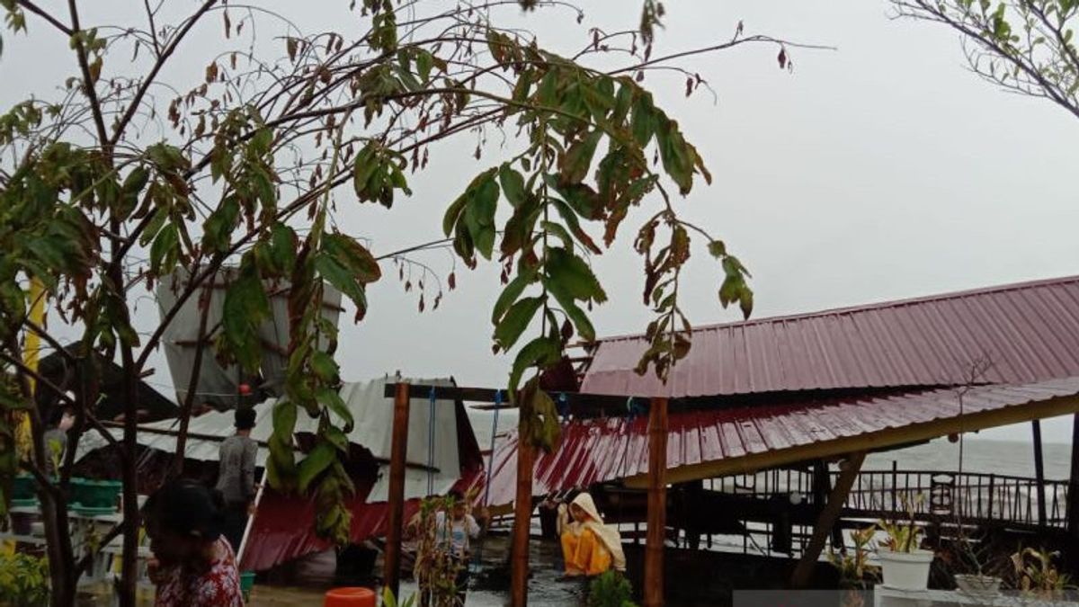 Cuaca Ekstrem Akibatkan Kerusakan Sejumlah Rumah Makan di Galesong Takalar 