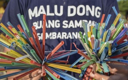 Susi Pudjiastuti Serukan Berhenti Gunakan Sedotan Plastik dalam Memori Hari Ini, 16 November 2018