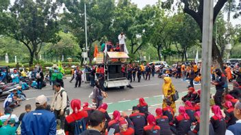 DKI市政厅前的演示工人“吃掉”道路，直到剩下的一条车道，棉兰路Merdeka Selatan被堵塞