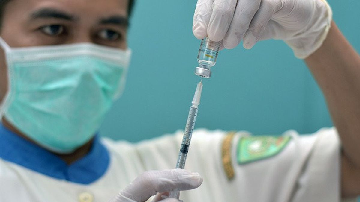 1,035 Denpasar Health Workers Receive The Third Vaccination With Moderna Vaccines