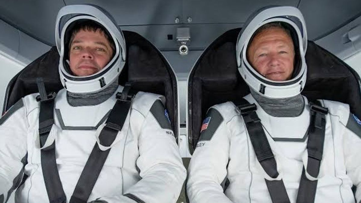 Spacexが今日宇宙ステーションから2人のnasa宇宙飛行士を家に