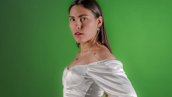 Agar Awet Dikenakan, Begini Trik Merawat Baju Berbahan Satin