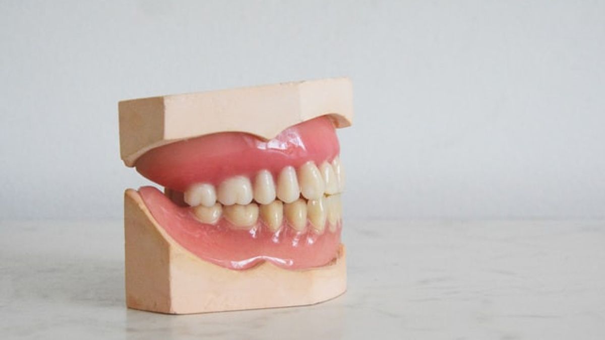 Tips Menghilangkan Noda Kuning pada Gigi Karena Sering Minum Kopi