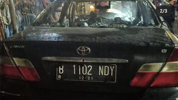 A Black Toyota Sedan Caught Fire Near Pasar Senen, Two People Died