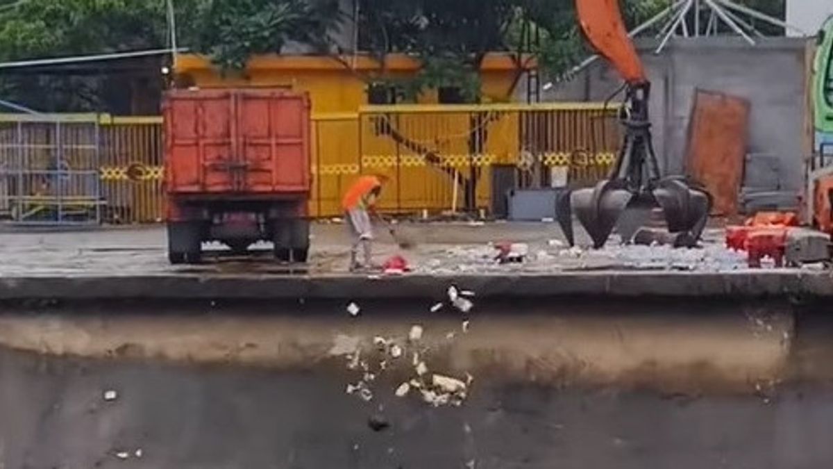 Cleaning The Waste Left But Thrown At The Manggarai Sluice Gate, This Officer Was Sanctioned By The DKI Provincial Government