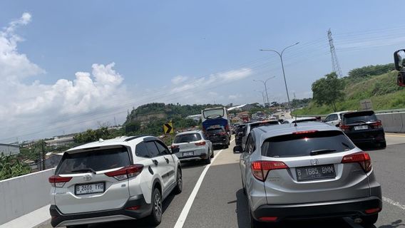 Ribuan Kendaraan Mengarah Jakarta, Polisi Berlakukan <i>One Way</i> di Tol Kalikangkung-Cipali