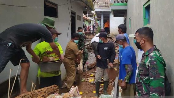TNI-Polriと住民は、マゲランのメルコン爆発によって破壊された28軒の家を掃除します