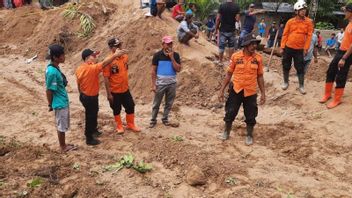 联合小组仍在西苏门答腊岛阿加姆摄政区寻找1名山体滑坡受害者