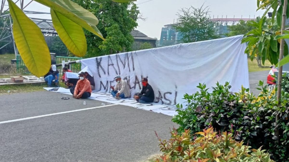 باك إيري كاهيادي، السكان يمنعون الوصول إلى مستشفى الطوارئ GOR GBT Surabaya بسبب المخاوف من التعرض ل COVID-19