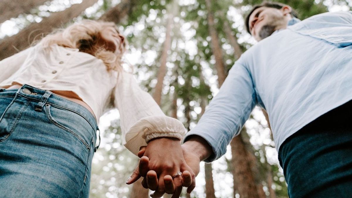 Inilah 5 Manfaat Bergandengan Tangan dengan Pasangan