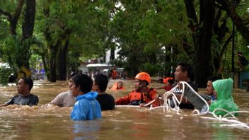 Les Inondations à Rokan Hulu Riau Reculent, Mais Les Habitants Sont Vigilants Face Au Suivi Des Inondations, Des Officiers Conjoints De L’armée Et De La Police Sont En Attente
