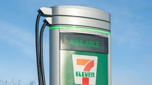 Toko 7-Eleven Siapkan 500 <i>Port</i> Pengisian Daya Mobil Listrik