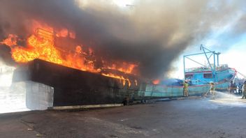Deux bateaux de pêche à Dermaga Est de Penjaringan, incendiés