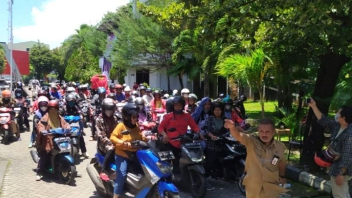 Berita Makassar: Gelar Aksi di Kantor DPRD, Seratusan Mantan Ketua RT/RW Tolak Kebijakan Wali Kota Makassar