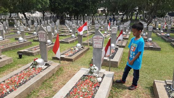 Pusara Habibie Jadi Perhatian Peziarah di Hari Pahlawan