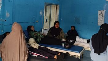 تفتيش - تحقق الشرطة مع الطلاب المتعاطين مع التسمم الجماعي في غاروت المشتبه في أنهم في قائمة طعام مغذية مجانية