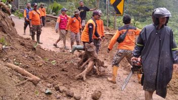 圣拉塔武村山体滑坡，道路被泥土覆盖