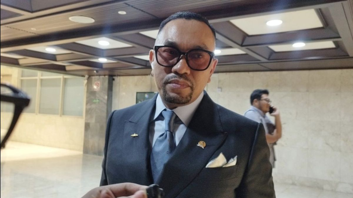 مراقب يطالب بالاتساق بعدم قبول ساهرونى راتب