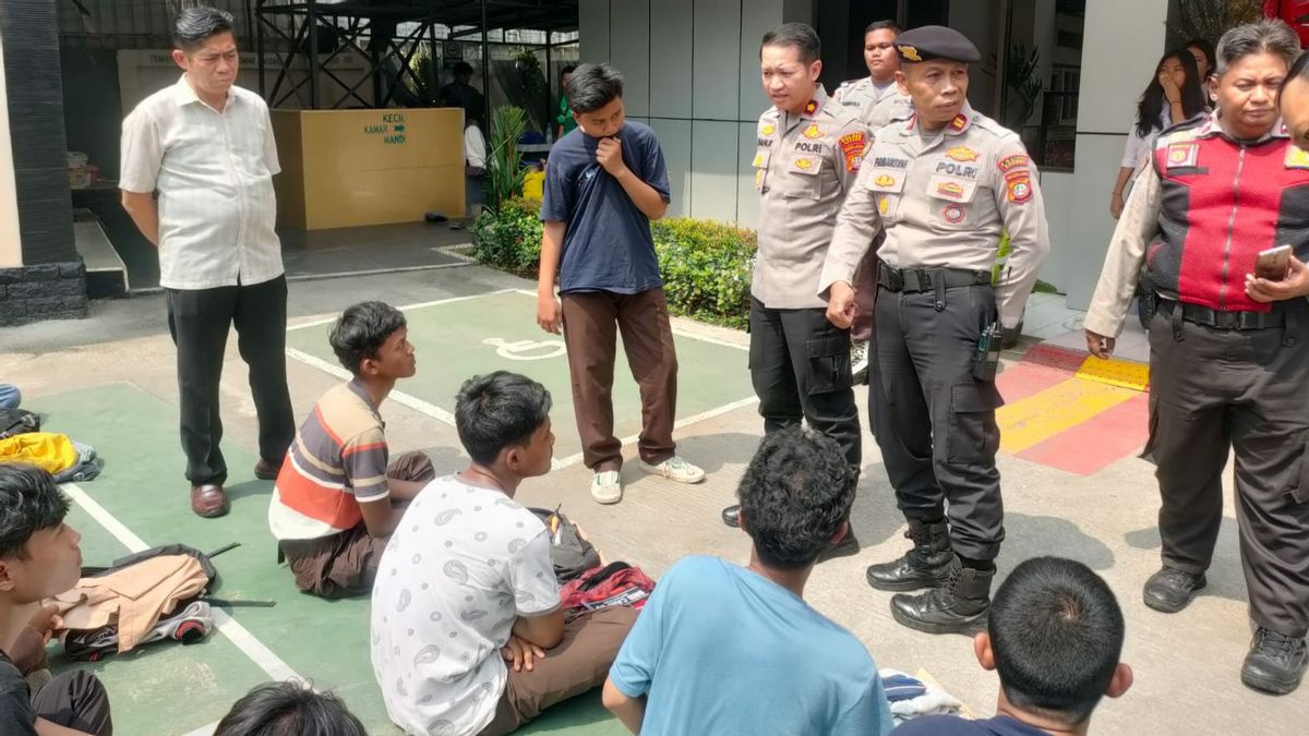 Huddled in a stall next to PT JIEP KIP Cakung, 49 students skipping school were taken to the police station