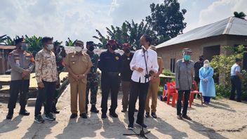 Visitor To North Sumatra, President Jokowi Review Door To Door Vaccination, Buy Satay Then Distribute To Residents