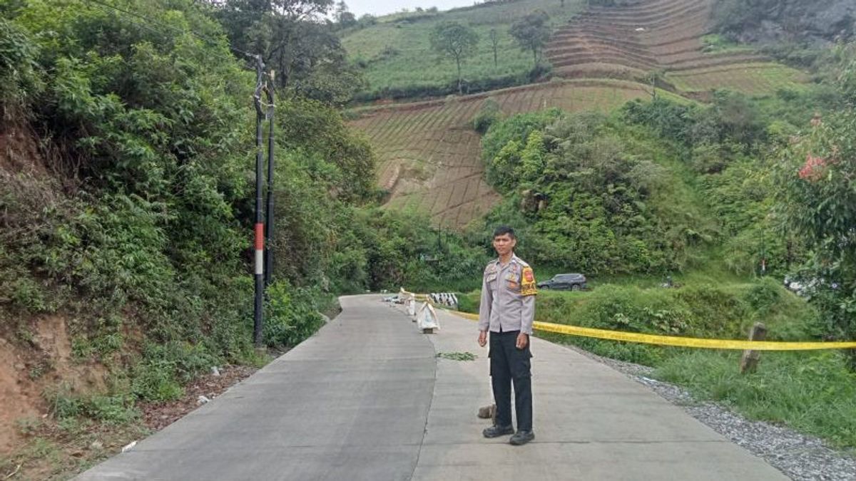 地すべりに侵食された道路エージェンシー、バンジャルワンギ - ガルートライン、通過トラックを禁止する警察ラインの設置