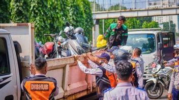 ガンビル駅前の野生の駐車場で圧倒された警官