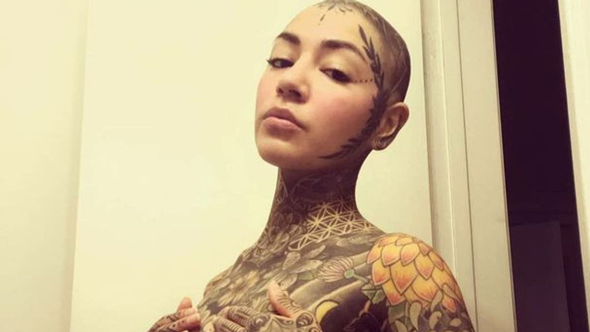 这个女人的身上都有纹身，包括生殖器