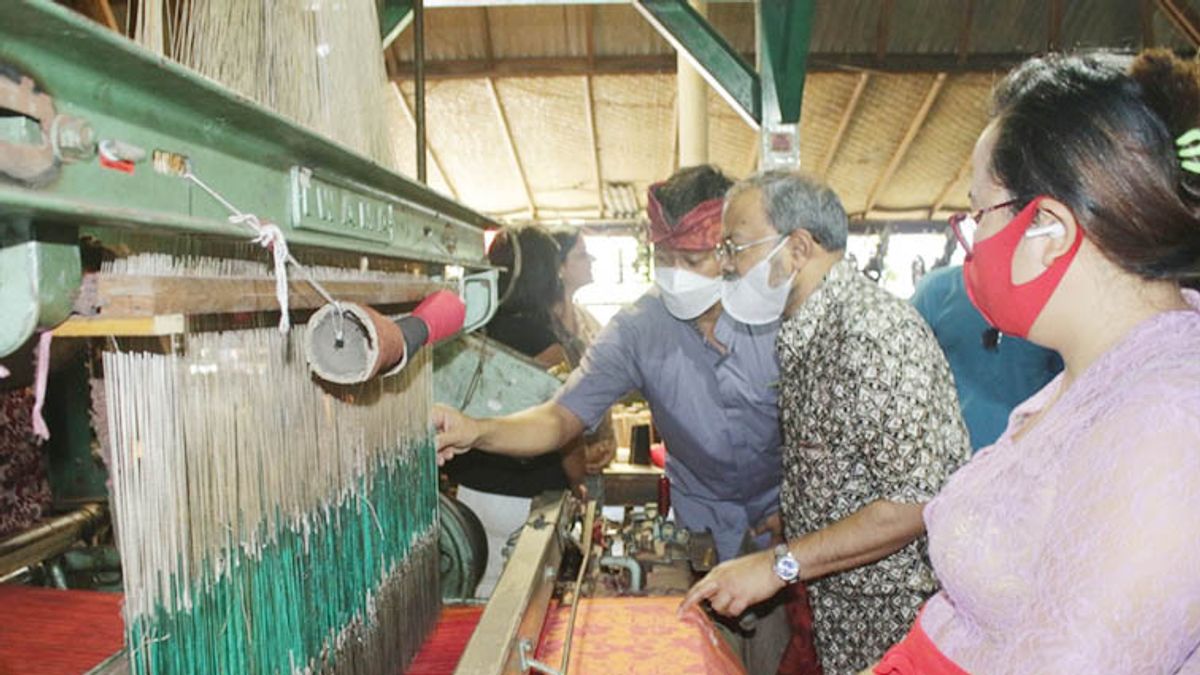 Kain Tenun Endek Produksi UMKM Gianyar Berpeluang Diekspor ke India 