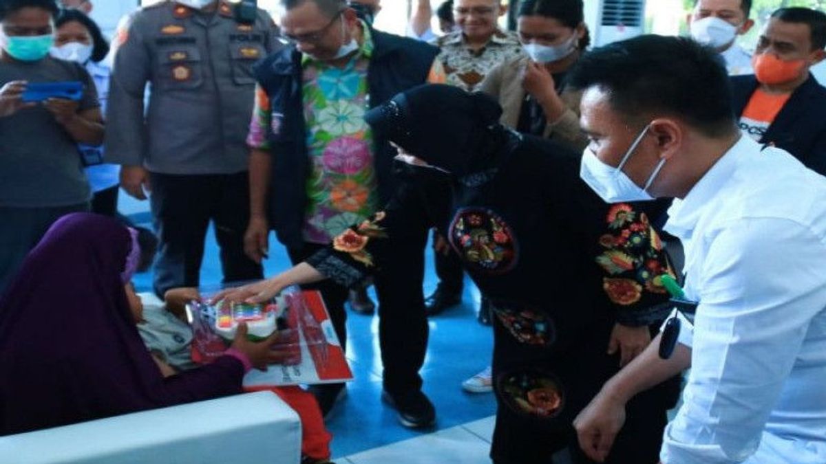 مينسوس ريسما يسلم المساعدات لمرضى الأمراض الشديدة في شمال سومطرة