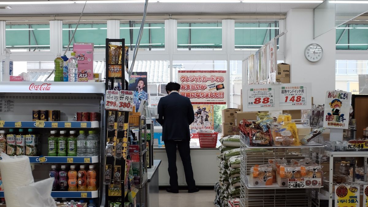 Pembatas Plastik, Cara Minimarket di Jepang Terapkan <i>Physical Distancing</i>
