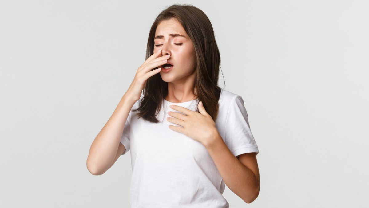 8 Natural Ways To Overcome Sneezing Due To Allergies