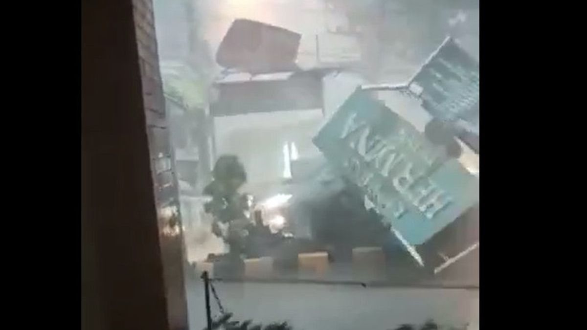 Storm In Depok, Hermina Hospital Billboard Flies To The Street, Residents Are Hysterical