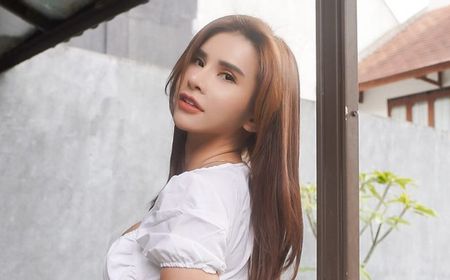 Goyangan Maria Vania Membuat  Hotman Paris Tak Sanggup Berkedip