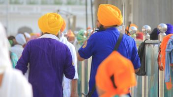 Dozens Of Indian Sikh Pilgrims Enter Pakistan, First Since The Conflict Killed 70 People