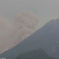 Gunung Merapi Luncurkan Awan Panas Guguran ke Arah 2 Sungai