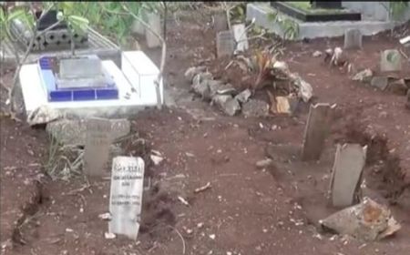 Puluhan Makam Jenazah COVID-19 di TPU Cikadut Bandung Amblas