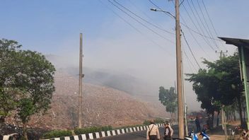 Kebakaran di TPST Bantargebang, Belasan Unit Mobil Damkar Dikerahkan untuk Pemadaman