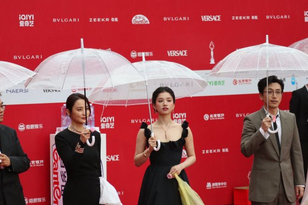 It's Raining, Actors Attend Beijing International Film Festival Using Transparent Umbrellas