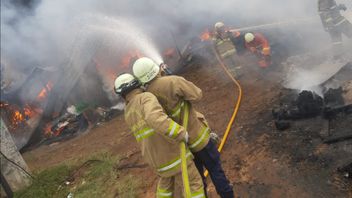 حريق في سوق ريبو تبين أن مصنع طحن القطن وكشك جامع النفايات، والخسائر تصل إلى Rp500 مليون