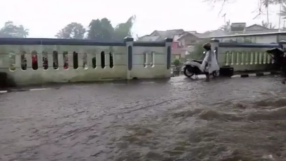 Floods And Landslides Hit Dozens Of Points In Sukabumi City