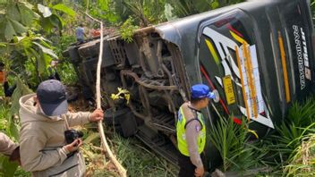 Pilgrimage Bus Overturned Due to Rem Blong in Kudus, Passengers Safe