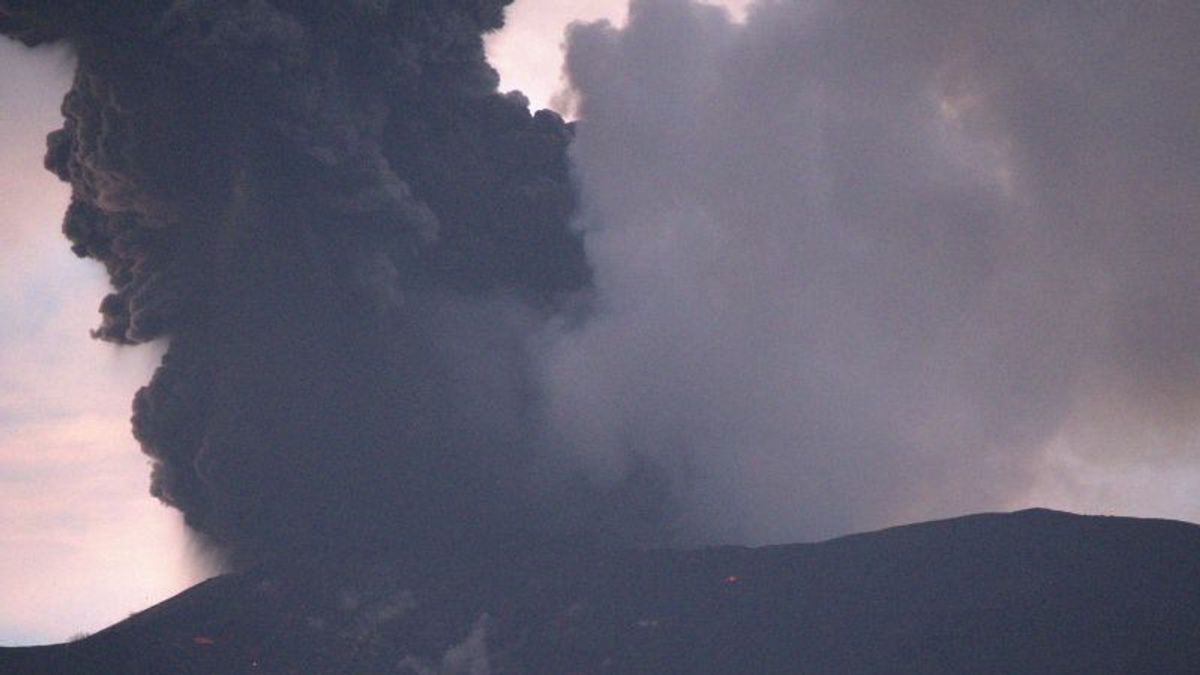 アブ・ヴァルカニック雨を伴う早朝のマラピ山の噴火、ボランティア、待機チーム