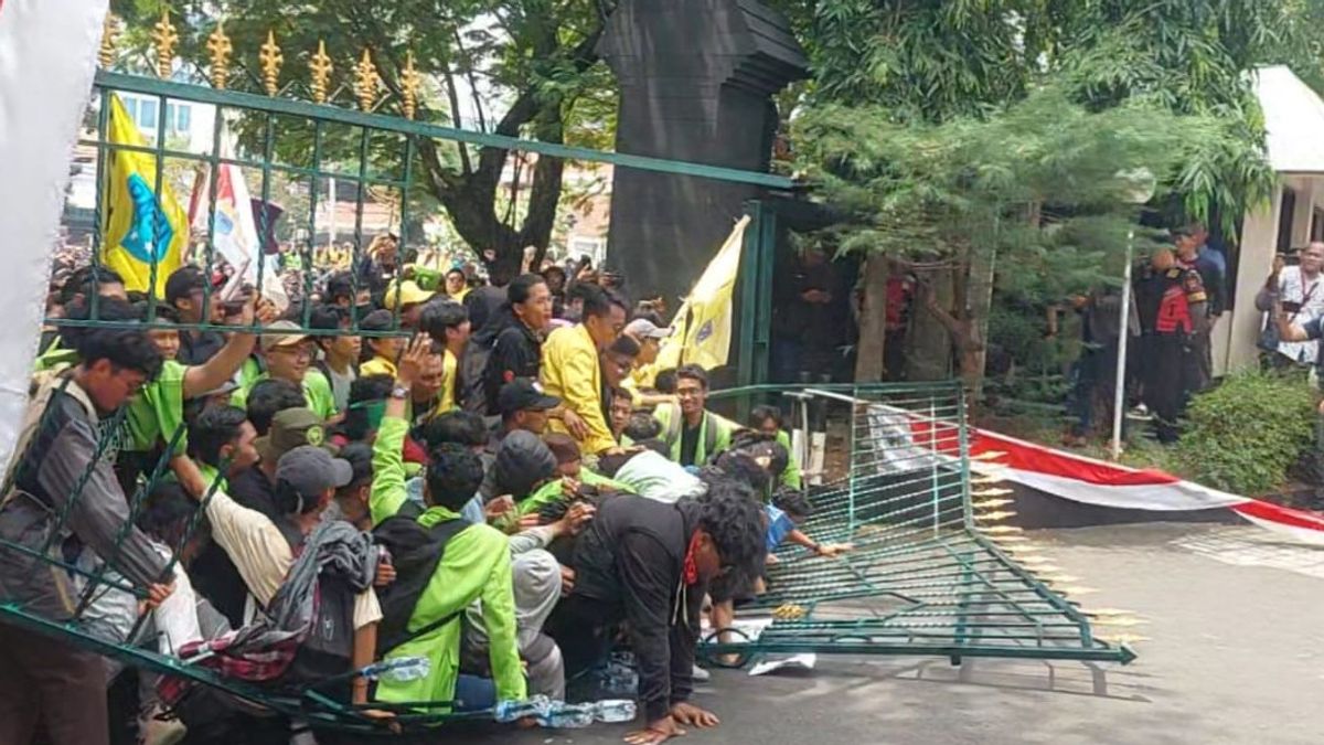 Ricuh, Pagar Kantor DPRD Jateng di Semarang Berhasil Dijebol Mahasiswa